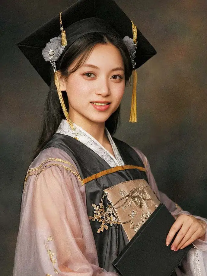 Hanfu graduation photo